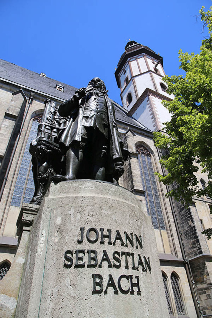 Bildlexikon Leipzig - Bach Denkmal vor der Thomaskirche | Das Team hinter BILDLEXIKON LEIPZIG bündelt historische wie aktuelle Informationen über die Stadt Leipzig in Text und Bild auf einer Plattform und stellt diese der interessierten Öffentlichkeit zur Verfügung.