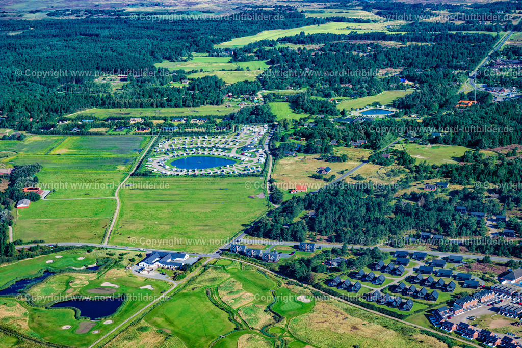 Römö_Oasen_Römö_Wohnmobil_Stellplatz_ELS_7170280824 | RöMö 28.08.2024 Wohnwagen und Wohnmobile auf dem Wohnmobilstellplatz " Oasen WoMo Stellplatz " an der Straße Vrabyvej in Römö auf der Insel Römö in Region Syddanmark, Dänemark. // Caravans and RVs on the RV site " Oasen WoMo Stellplatz " on street Vrabyvej in Roemoe at the island Roemoe in Syddanmark, Denmark. Foto: Martin Elsen