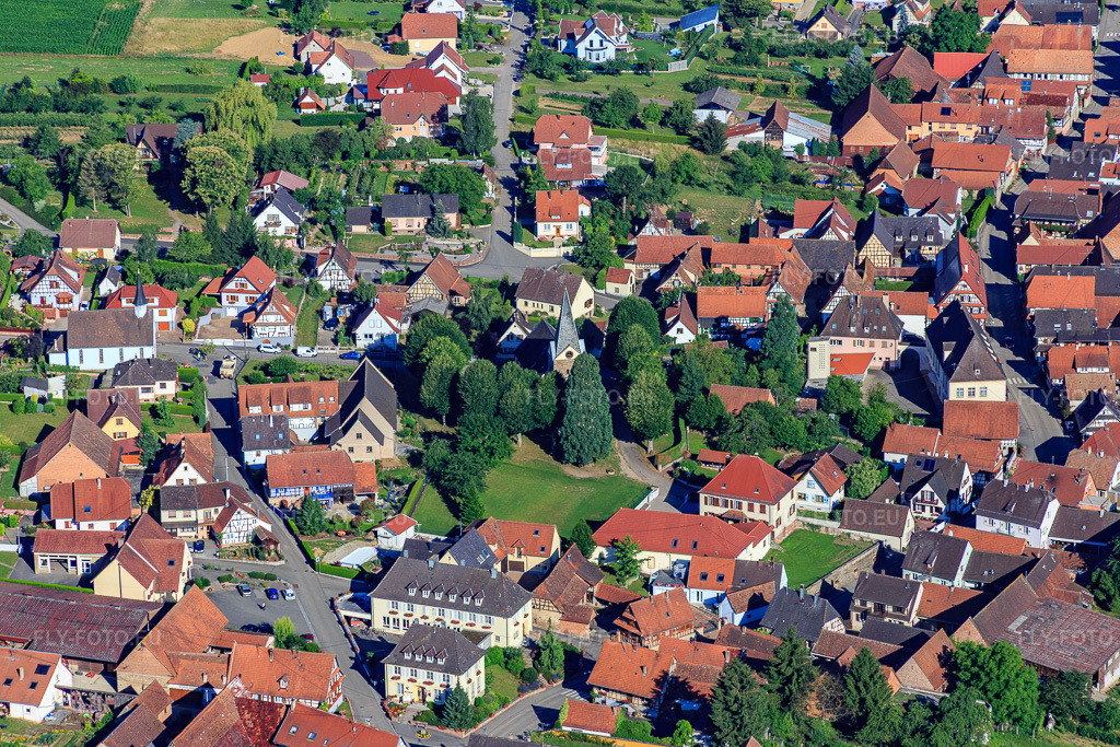 Vue aérienne: Centre du village vu de l'est, avec le temple protestant Saint-Laurent à Steinseltz dans le département Bas Rhin, France – .Photo: IMG_082996.jpg prise le 26/06/2015 par Werner Riehm/FLY-FOTO.eu – Résolution de l'original: 5472 x 3648 px