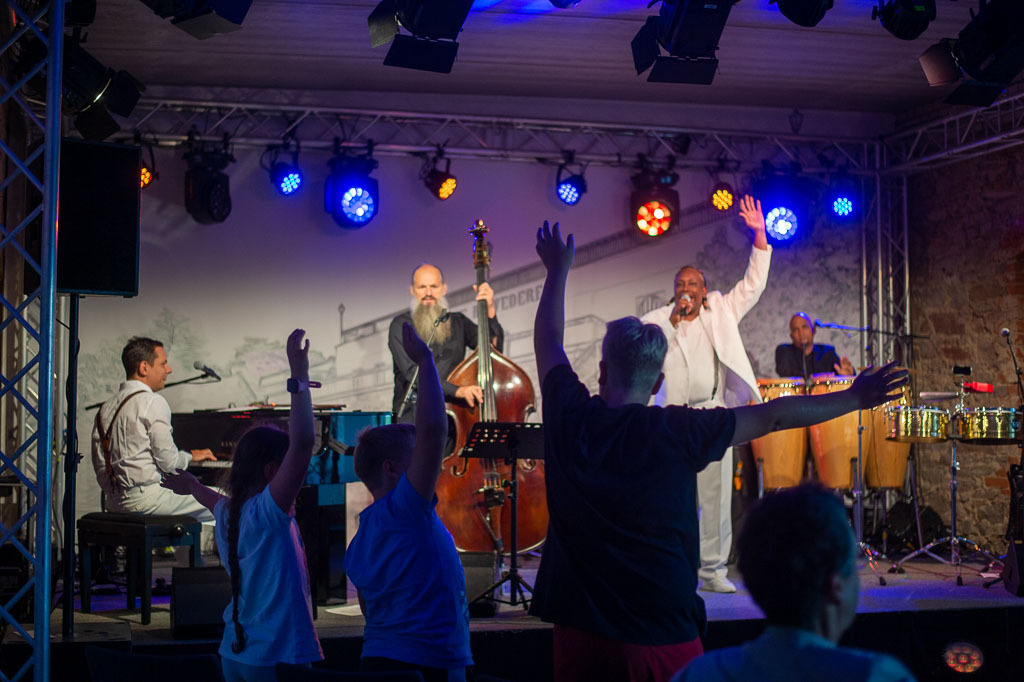 Summ Summ Salsa | Kinderkonzert Summ Summ Salsa mit Klazz Brothers & Cuba Percussion im Forte Belvedere Leisnig zum Festival Hallo Leisnig 2022. - Realisiert mit Pictrs.com