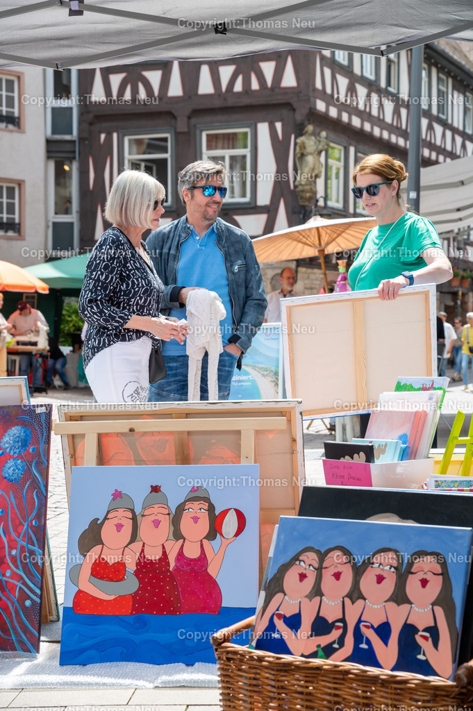 DSC_1069 | bbe, 6.5.2023, Kunstmeile und verkaufsoffener Sonntag, Bensheim, Innenstadt, ,fröhliche Badenixen auf den Bildern von Loes Pommerening (grünes Shirt), , Bild: Thomas Neu