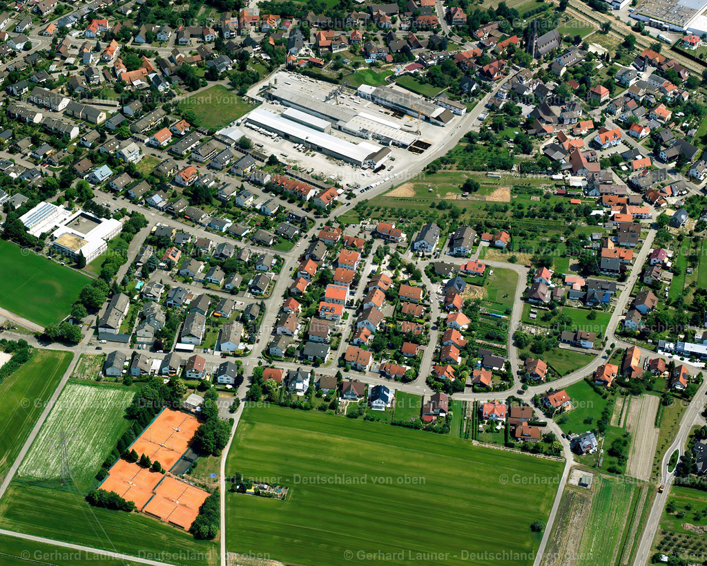 2526205 | VIMBUCH 01.05.2005 Wohngebiet - Mischbebauung der Mehr- und Einfamilienhaussiedlung  in Vimbuch im Bundesland Baden-Württemberg, Deutschland // Residential area - mixed development of a multi-family housing estate and single-family housing estate  in Vimbuch in the state Baden-Wuerttemberg, Germany Foto: Gerhard Launer