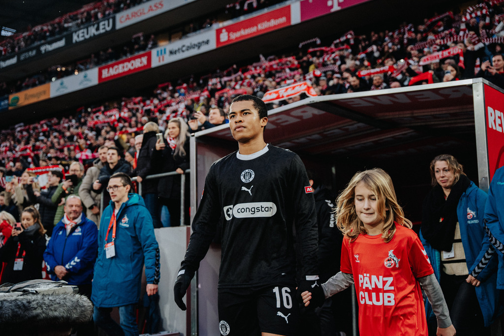 FCS06694 | Der offizielle Shop für FC St. Pauli Fotos. Wähle aus Spielszenen & Fanmomenten dein FCSP Wunschformat. Wir liefern Millerntor-Atmosphäre.