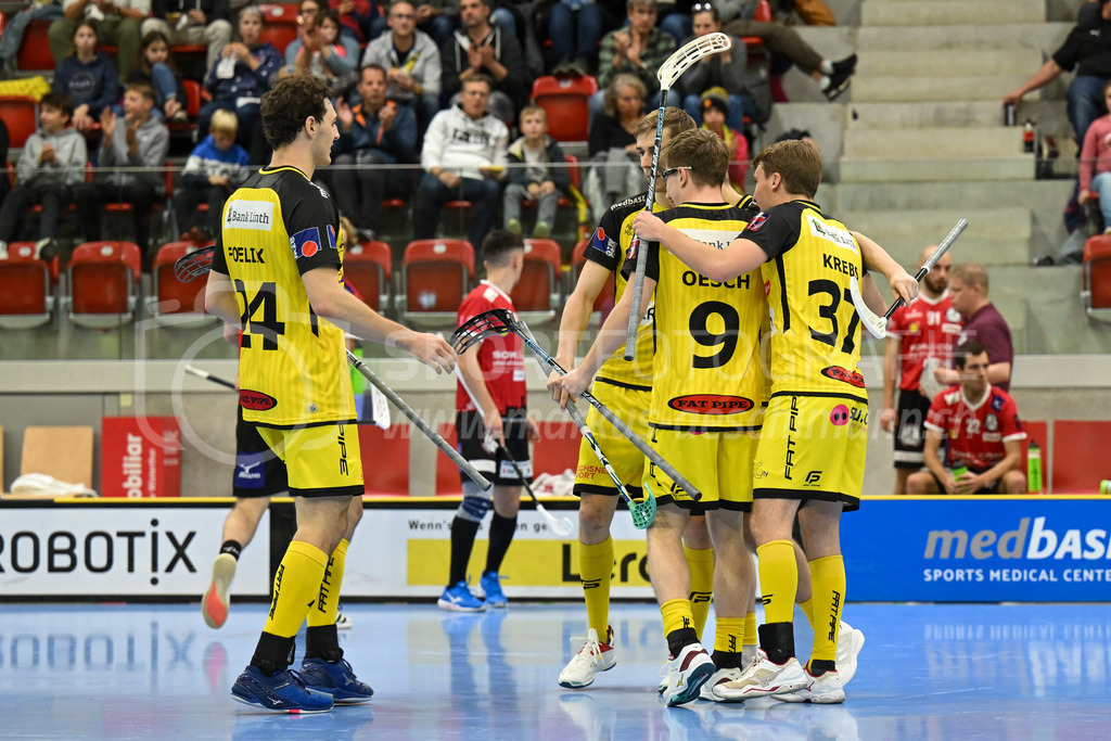 HC Rychenberg vs Basel Regio - 19. November 2022 | HC Rychenberg vs Basel Regio
AXA Arena, Winterthur
Kimo Oesch (#9 HC Rychenberg) erhöht auf 4:1. David Foelix (#24 HC Rychenberg), Nicola Bischofberger (#2 HC Rychenberg) und Moritz Krebs (#37 HC Rychenberg) gratulieren.
Bild: Sportfotografie Markus Aeschimann | www.markus-aeschimann.ch - Realisiert mit Pictrs.com