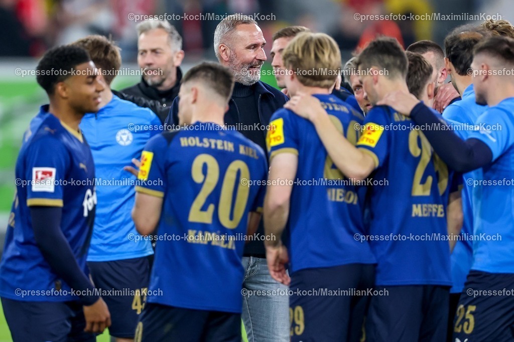 F9510042601144 | 10.04.2026, Fußball, Fortuna Düsseldorf - Holstein Kiel, 2. Fußball Bundesliga, Herren, Merkur Spiel-Arena, 29. Spieltag, Saison 2025 2026: Abschlussjubel nach dem 2:1 Sieg für Holstein Kiel Cheftrainer Tim Walter  (Holstein Kiel #hc) macht der Mannschaft eine Ansage im Mannschaftskreis  DFB regulations prohibit any use of photographs as image sequences and or quasi-video.