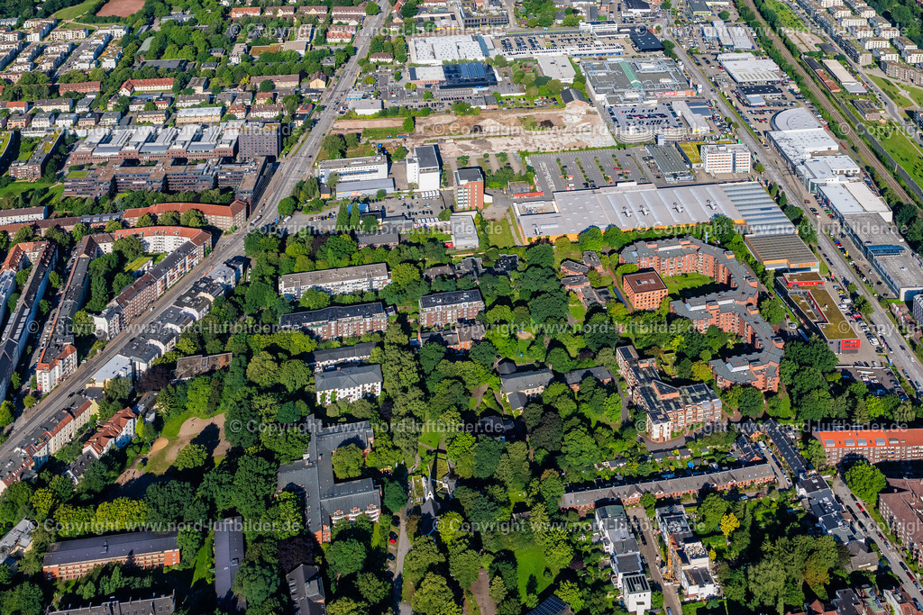 Hamburg_Eppendorf_Appener_Weg_ELS_0732050823a | HAMBURG 05.08.2023 Wohngebiet der Mehrfamilienhaussiedlung " Appener Weg " in Hamburg, Deutschland. // Residential area of the multi-family house settlement " Appener Weg " in Hamburg, Germany. Foto: Martin Elsen