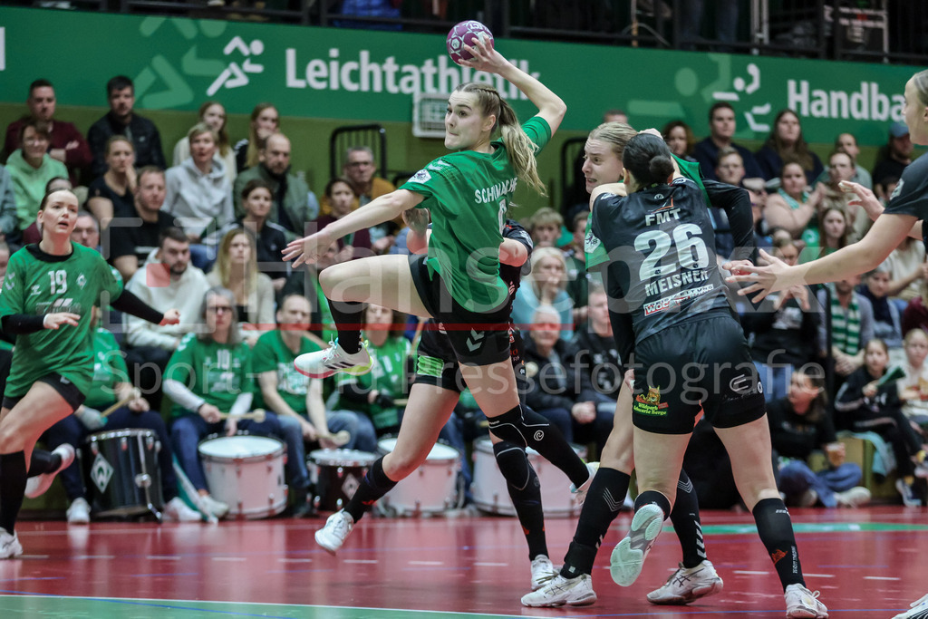 Handball, 2. Bundesliga Frauen, SV Werder Bremen - HL Buchholz 08-Rosengarten | v.li.: Luca Schumacher (SV Werder Bremen, 9) beim Wurf, am Ball, Spielszene, Aktion, Action