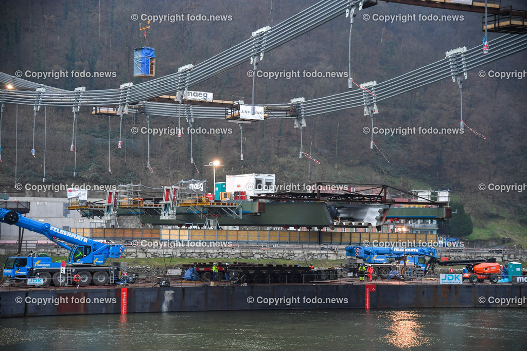 Westring A26_ erster Brueckenteil Westringbruecke_ 01.12.2022-23 | 01.12.2022, Westring A26, AUT, Westring A26, erster Brueckenteil Westringbruecke, im Bild Transportschiff mit Brueckenteil auf der Donau