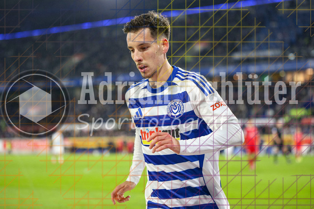 MSV Duisburg vs Rot-Weiss Essen - 3. Liga | Duisburg, Deutschland, 26.10.25:   Conor Noß (MSV Duisburg) schaut waehrend des Spiels der 3. Liga MSV Duisburg vs Rot-Weiss Essen in der schauinsland-reisen-arena(Foto von Brauer-Fotoagentur / Adrian Schlueter)