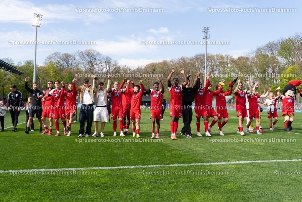xydr05042501074 | 05.04.2025, xydrx, Fußball, Viktoria Köln - SpVgg Unterhaching , 3.Liga, Sportpark Höhenberg, Saison 2024 2025: Spieler Viktoria Köln jubelnd, freuen sich über den 3:1 Sieg DFB regulations prohibit any use of photographs as image sequences and or quasi-video.