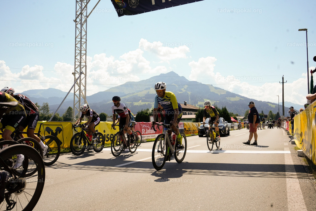 144_20230817_Bewerb_Maenner_Muehlanger | AUT - OESTERREICH, 2023-08-16: SPORT RENNRAD-FAHREN - 55. INTERNATIONALER RADWELTPOKAL IN ST. JOHANN IN TIROL  - Vintage-Radrennen mit WM-Bronze-Medaillen-Siegerin Christina Schweinberger, den Teilnehmer und Alexander Baumann (vom Orginastions-Team) - TAG 2 BEWERB MAENNER IN SECHS GRUPPEN  ; Foto: Roland Muehlanger