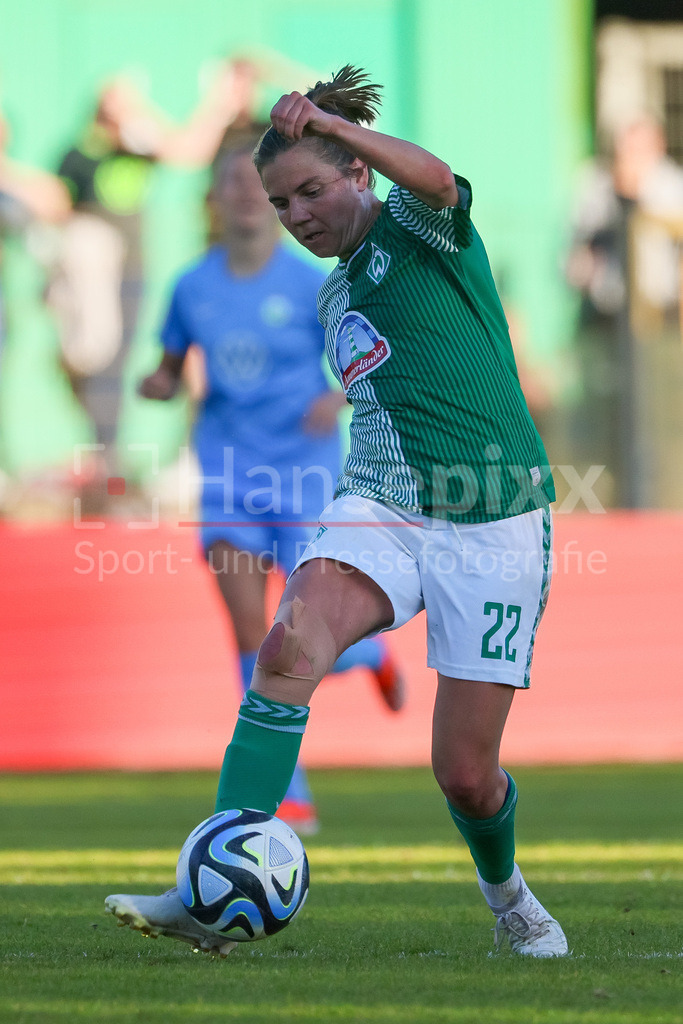 Fussball, Google Pixel Frauen-Bundesliga, SV Werder Bremen - VfL Wolfsburg | v.li.: Rieke Dieckmann (SV Werder Bremen, 22) am Ball, Einzelbild, Ganzkörper, Aktion, Action, Spielszene, DIE DFB-RICHTLINIEN UNTERSAGEN JEGLICHE NUTZUNG VON FOTOS ALS SEQUENZBILDER UND/ODER VIDEOÄHNLICHE FOTOSTRECKEN. DFB REGULATIONS PROHIBIT ANY USE OF PHOTOGRAPHS AS IMAGE SEQUENCES AND/OR QUASI-VIDEO.