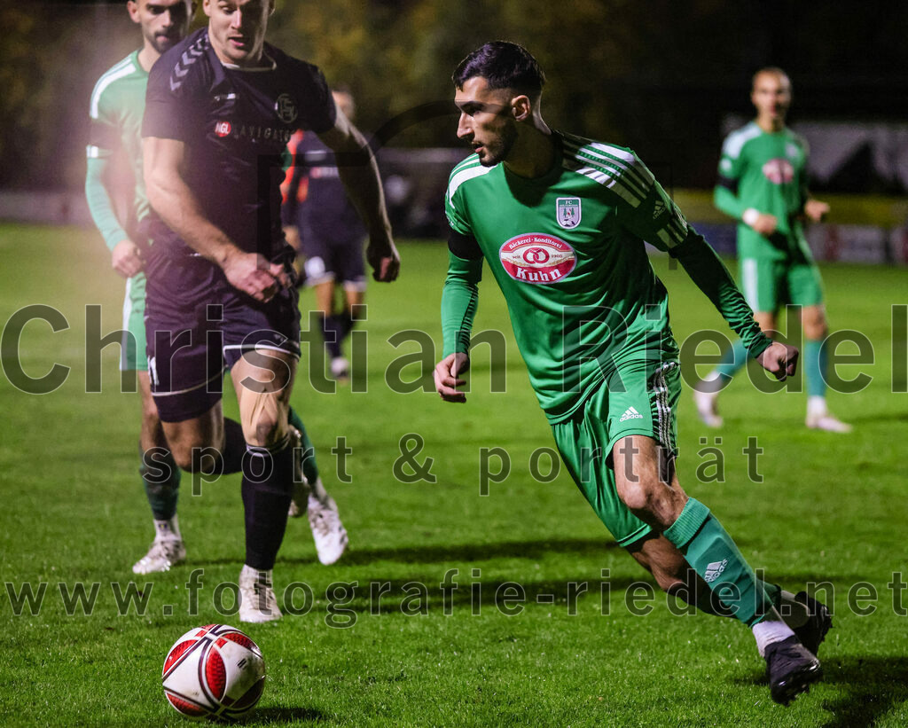 2023-11-03_013_FC_Schwaig_gegen_TuS_Holzkirchen | Oberding, Deutschland, 03.11.2023:
Fußball, Landesliga Südost 2023 / 2024, 19. Spieltag, FC Schwaig gegen TuS Holzkirchen, Endergebnis: 4:1

Markus Straßer (FC Schwaig, #11), Yasin Keskin (TuS Holzkirchen, #5)

Foto: Christian Riedel / fotografie-riedel.net