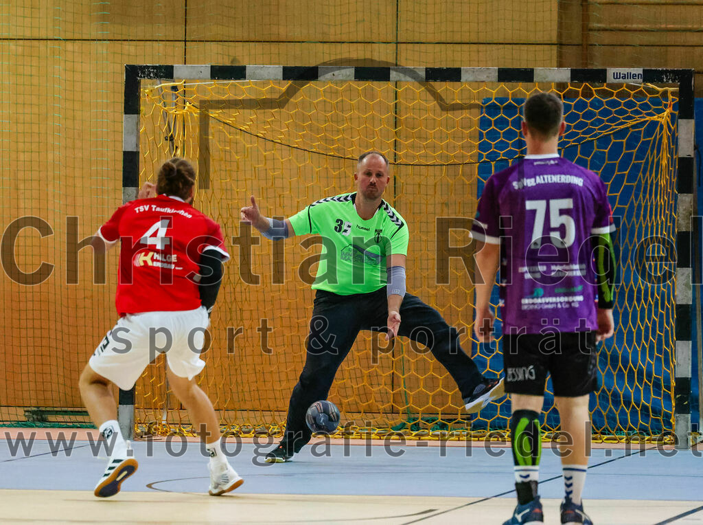 2023-10-21_005_SpVgg_Altenerding_III_gegen_TSV_Taufkirchen-Vils | Erding, Deutschland, 21.10.2023:
Handball, Bezirksklasse Männer Staffel Ost 2023 / 2024, 4. Spieltag, SpVgg Altenerding III gegen TSV Taufkirchen/Vils, Endergebnis: 27:32

Sebastian Kieswimmer (TV Altötting, #4), Christopher Schindler (SpVgg Altenerding, #35), Mike Göthe (SpVgg Altenerding, #75)

Foto: Christian Riedel / fotografie-riedel.net