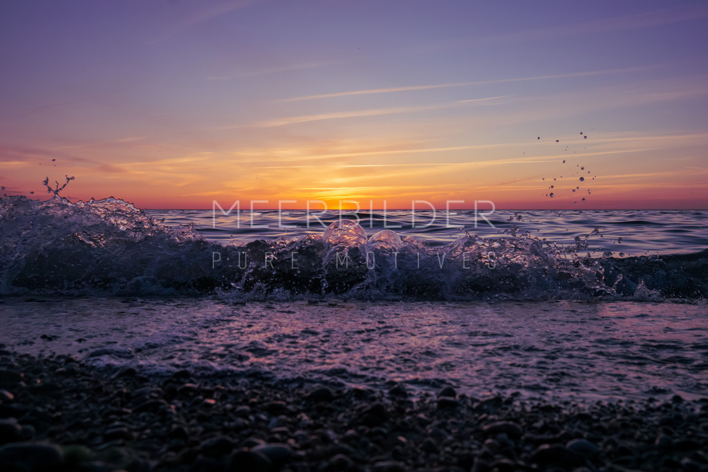 Fotoserie: Sunset & Splash // Sonnenuntergang am Meer | Die Farben des Sonnenuntergangs erwecken die Sinne und schaffen eine Atmosphäre der Ruhe und Besinnung. In meiner neuen Serie "Sunset & Splash" lade ich Sie ein, gemeinsam mit mir den Zauber dieser besonderen Momente am Meer zu entdecken. Erleben Sie, wie das Licht sanft über die Wellen tanzt und jeder Augenblick zum Träumen anregt.