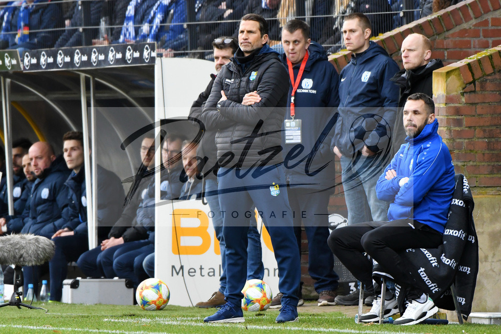 20200201_MEPCHE_0031 | Fußball, Herren: Trainer Patrick Gloeckner (Chemnitzer FC) schaut waehrend des Spiels der 3. Liga zwischen SV Meppen und Chemnitzer FC in der Haensch-Arena am 01.02.2020 in Meppen, Deutschland. DFB / DFL REGULATIONS PROHIBIT ANY USE OF PHOTOGRAPHS AS IMAGE SEQUENCES AND/OR QUASI-VIDEO. - Realisiert mit Pictrs.com