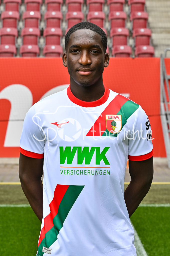 FC Augsburg 2025/26 | Kyliane DONG / Einzelfoto / Freisteller / Media Day FC Augsburg: WWK-Arena am 06.08.2025