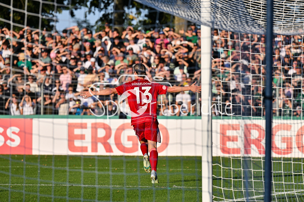 1. FC Schweinfurt 05 - Fortuna Düsseldorf | Jubel der Gäste nach dem Treffer zum 1-2 druch Cedric ITTEN (Fortuna 13) / Tor / Torschuetze / Freude / Happy / DFB-Pokal: 1. FC Schweinfurt 05 - Fortuna Düsseldorf; Riedel-Bau Arena am 18.08.2025