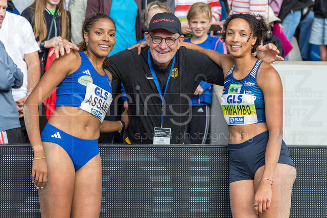 Deutsche Leichtathletik-Meisterschaften; Bochum-Wattenscheid, 26.07.2026 | Deutsche Weitsprung-Meisterin Mikaelle Assani (Karlsruher  SC), Trainer Ulrich Knapp, die zweitplatzierte Malaika Mihambo (LG Kurpfalz); Deutsche Leichtathletik-Meisterschaften am 26.07.2026 im Lorheide-Stadion, Bochum-Wattenscheid (Nordrhein-Westfalen).
