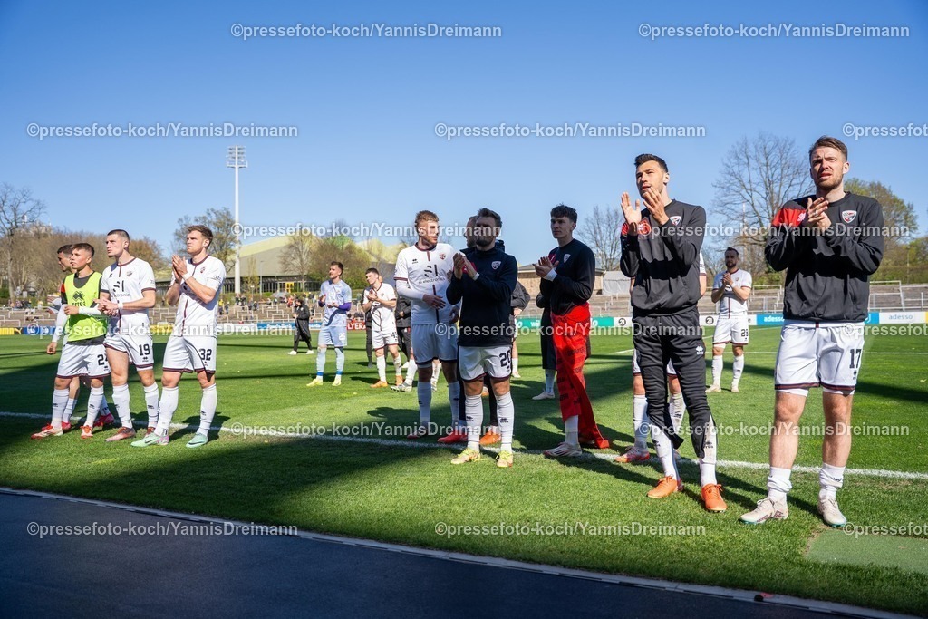 xydr06042501068 | 06.04.2025, xydrx, Fußball, Borussia Dortmund II - FC Ingolstadt 04, 3.Liga, Stadion Rote Erde, Saison 2024 2025: FC Ingolstadt Spieler klatschend nach dem Spiel   DFB regulations prohibit any use of photographs as image sequences and or quasi-video.