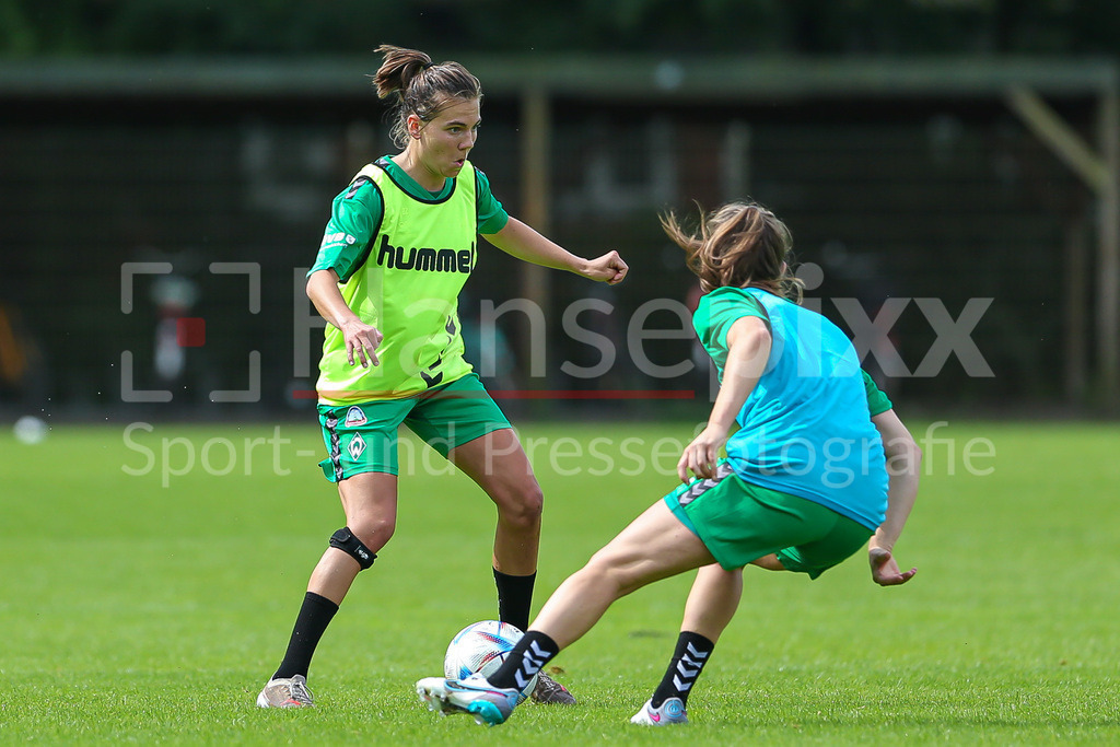 Fussball, Google Pixel Frauen-Bundesliga, Training SV Werder Bremen | v.li.: Rieke Dieckmann (SV Werder Bremen, 22) am Ball, Einzelbild, Ganzkörper, Aktion, Action