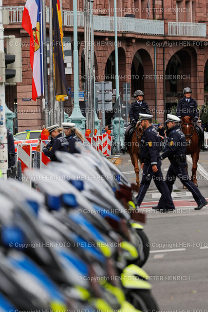 Trauerfeier Mannheim | 14.06.2024 Zwei Wochen nach dem tödlichen Messerangriff auf den Polizeibeamten Rouven L. in Mannheim gibt es einen Trauermarsch in der Innenstadt und eine Trauerfeier im Kongresszentrum Rosengarten (Foto: Peter Henrich) - Realisiert mit Pictrs.com