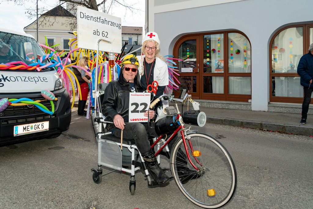 Umzug2025-037_8901 | Fotostrecke: FASCHINGSUMZUG 2025 in Loosdorf. 22 Masken(gruppen)-Teilnehmer: Loosdorfer Vereine, Wirtschaftstreibende, Gemeindeabordnungen sowie Kreditinstitute. rund 700 Besucher entlang der Hauptstrasse. Veranstaltungs-Sicherung durch Mannschaft der FF-Loosdorf mit schwerem Gerät. Maskenprämierung am EKZ-Platz durch Bgm. Thomas Vasku in den Kategorien: Bester Festwagen (Fa. gkonzept-Groissenberger; Beste Personengruppe-ASK-Loosdorf; Beste Einzelperson; Weiteste Anreise-FF Schollach;