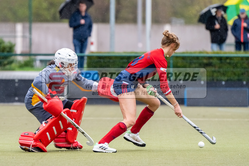 HK_20230401_106664 | 1. Bundesliga Damen Düsseldorfer HC - Harvestehuder THC  am 1.4.2023 DHC Düsseldorf, Düsseldorf , Krüger Rosa Torfrau ( Harvestehuder THC #32 ) , Sophia Schwabe ( Düsseldorfer HC #18 )