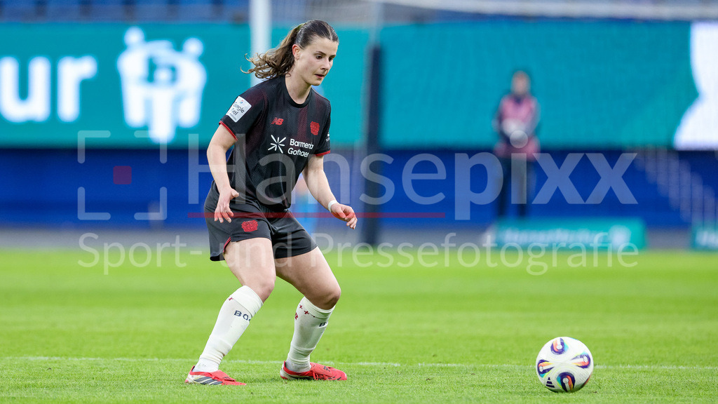 Fussball, Google Pixel Frauen-Bundesliga, Hamburger SV - Bayer 04 Leverkusen | Katharina Piljic (Bayer 04 Leverkusen, 6) am Ball, Freisteller, Einzelbild, Ganzkörper, Aktion, Action, Spielszene, DIE DFB-RICHTLINIEN UNTERSAGEN JEGLICHE NUTZUNG VON FOTOS ALS SEQUENZBILDER UND/ODER VIDEOÄHNLICHE FOTOSTRECKEN. DFB REGULATIONS PROHIBIT ANY USE OF PHOTOGRAPHS AS IMAGE SEQUENCES AND/OR QUASI-VIDEO.