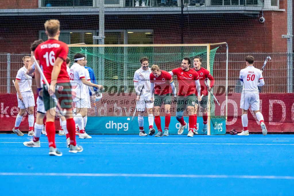 HK_20241102_108407 | 1. Bundesliga Herren Crefelder HTC - TSV Mannheim am 2.11.2024 CHTC Krefeld, Krefeld , Niklas Wellen ( Crefelder HTC 10 ) , Masi Pfandt ( Crefelder HTC #77 ) , Julius Hayner ( Crefelder HTC #6 )