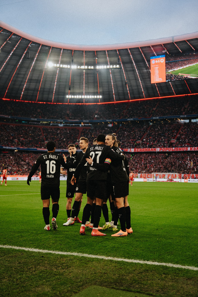 _STP8465 | Der offizielle Shop für FC St. Pauli Fotos. Wähle aus Spielszenen & Fanmomenten dein FCSP Wunschformat. Wir liefern Millerntor-Atmosphäre.