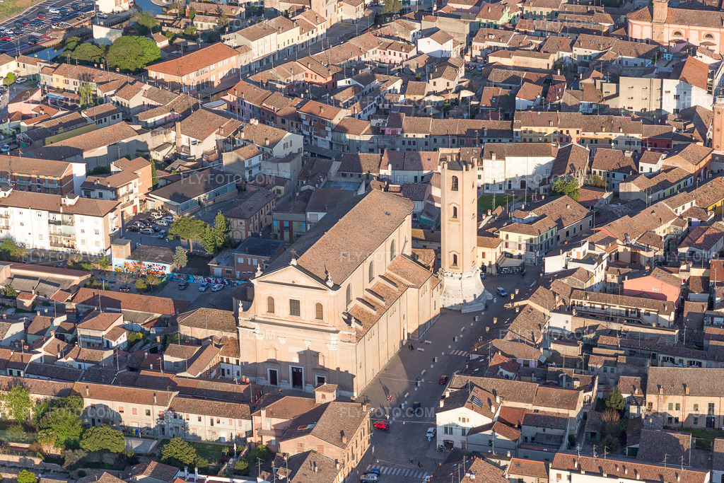Aerial view: View of the town in Comacchio in the state Ferrara, Italy. – Photo: IMG_098677.jpg taken on 04/06/2017 by Werner Riehm/FLY-FOTO.com – Resolution of the original: 5218 x 3479 px