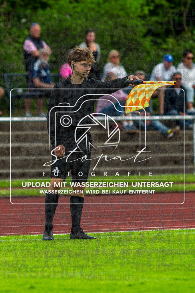 Landesliga Herren LG - TV Jahn Schneverdingen vs. MTV Eintracht Celle | Julian Ebel (Schiedsrichterassistent); Landesliga Herren LG - TV Jahn Schneverdingen vs. MTV Eintracht Celle am 06.06.2026 in Osterwaldstadion, Schneverdingen - Realisiert mit Pictrs.com