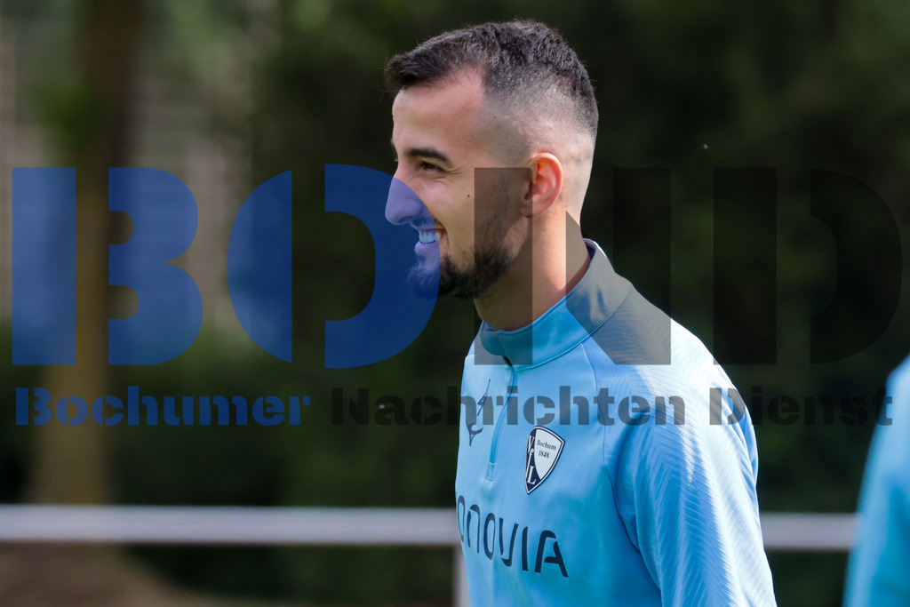 1. Fussball Bundesliga:  Trainingsauftakt VfL Bochum 1848 {date} -  | {headline}(Foto: Sebastian Sendlak / BOND)DFL regulations prohibit any use of photographs as image sequences and/or quasi-videos. - Realisiert mit Pictrs.com