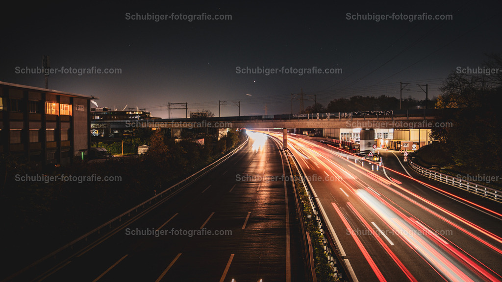 Autobahn in der Nacht | Autobahn in der Nacht - Realisiert mit Pictrs.com