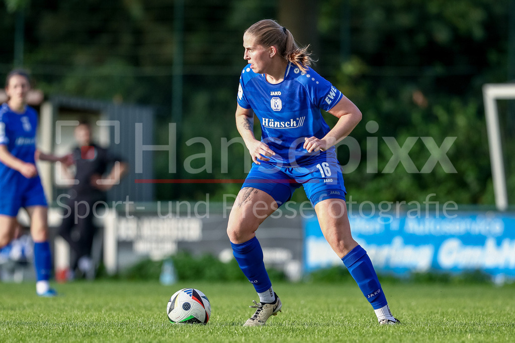 Fussball, Testspiel Frauen, SV Meppen - SpVg Aurich | Lara Hohm (SV Meppen, 16) am Ball, Einzelbild, Ganzkörper, Aktion, Action, Spielszene