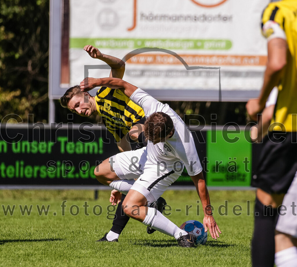2023-08-19_033_FC_Moosinning_gegen_SV_Reichertsheim | Moosinning, Deutschland, 19.08.2023:
Fußball, Bezirksliga Oberbayern Ost 2023 / 2024, 5. Spieltag, FC Moosinning gegen SV Reichertsheim, Endergebnis: 0:4

Maximilian Lechner (FC Moosinning, #11), Josef Holzhammer (SV Reichertsheim, #6)

Foto: Christian Riedel / fotografie-riedel.net