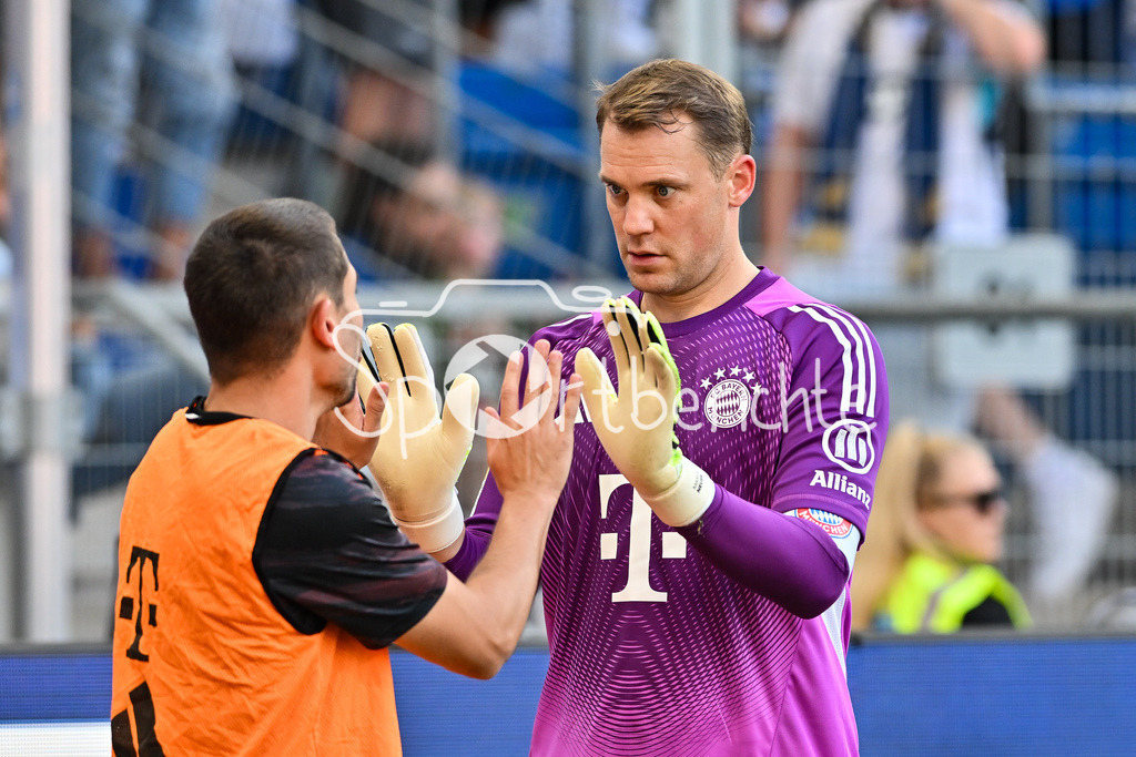 TSG 1899 Hoffenheim - FC Bayern München | Im Bild Manuel NEUER (FC Bayern Muenchen 1) der sich mit Raphael GUERREIRO (FC Bayern Muenchen 22) ueber den Treffer zum 0-1 freut / Bundesliga: TSG 1899 Hoffenheim - FC Bayern München; PreZero-Arena am 20.09.2025 / DFL REGULATIONS PROHIBIT ANY USE OF PHOTOGRAPHS AS IMAGE SEQUENCES AND/OR QUASI-VIDEO