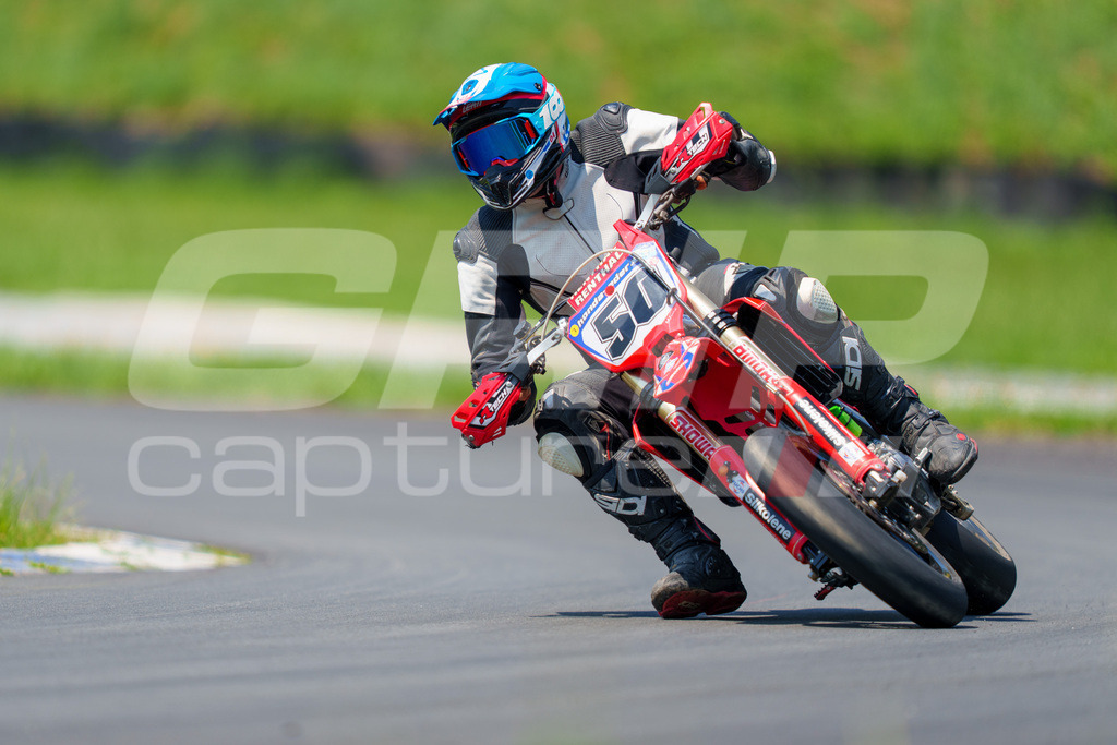 G-Cup + Supermoto Staatsmeisterschaft + Hungarian Supermoto Championship | GRIPcapture steht für authentische Sportfotografie in Österreich – für Momente, die mehr sind als Geschwindigkeit oder Ergebnis. Es geht um Emotion, Spannung, Fokus und den Augenblick, der oft nur einen Wimpernschlag dauert.Ob Motorsport, Teamsport oder 