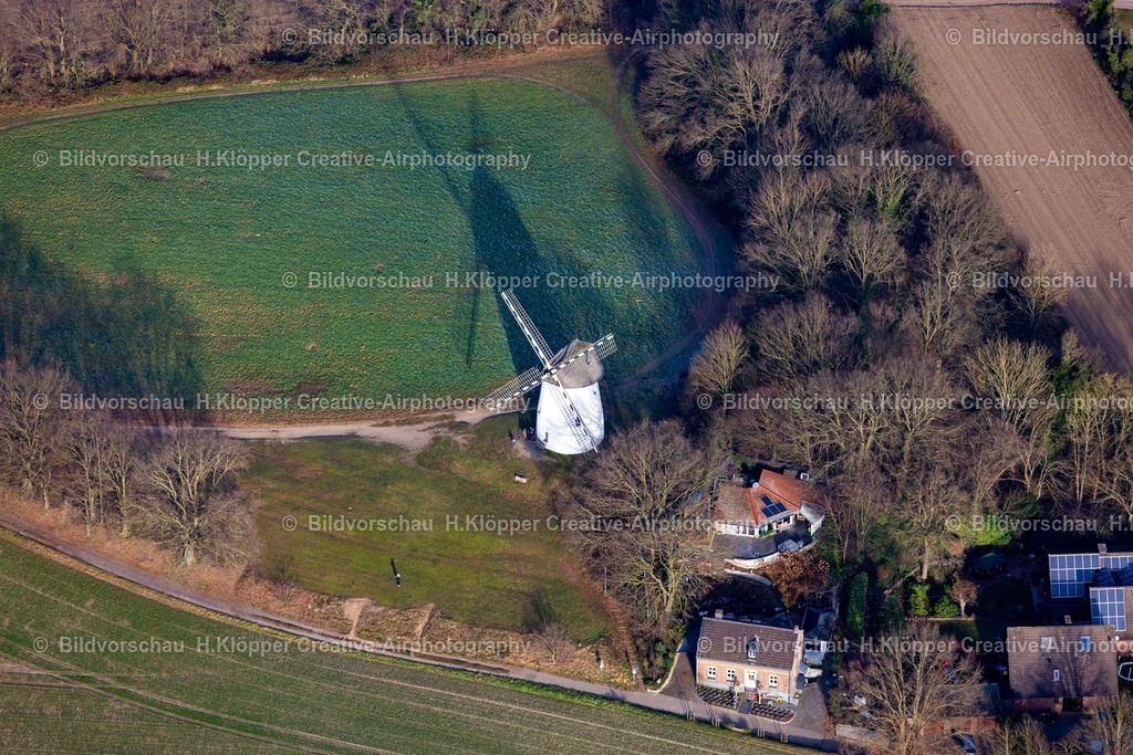 Luftbild Krefeld-8179 | Luftbildfotografie Lufbild Historische Windmühle am Rand von bestellten Feldern in Krefeld im Bundesland Nordrhein-Westfalen - Realisiert mit Pictrs.com