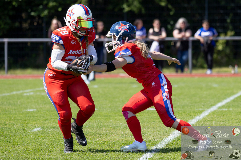 GFLW 1: German Football League Women 1: Rodgau Pioneers Ladies - Stuttgart Scorpions Sisters, 07.06.2026 | Lilly Veith (Rodgau Pioneers Ladies #4) übergibt den Ball an Alena Lins (Rodgau Pioneers Ladies #29), Rodgau Pioneers Ladies - Stuttgart Scorpions Sisters, Rodgau, Maingau-Energie-Stadion "Am Weichsee", 7.6.2026 - Realisiert mit Pictrs.com
