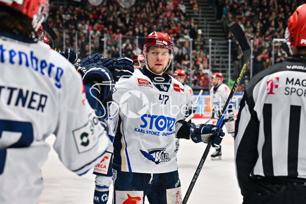 Augsburger Panther - Schwenninger Wild Wings | AUGSBURG, GERMANY - 02. JANUARY: Jubel der Wild Wings nach dem Treffer zum 3-5 durch Alexander KARACHUN (Schwenninger Wild Wings 47)  / Tor / Torschuetze / Freude / Happy während dem Match zwischen den Augsburger Panthern und den Schwenninger Wild Wings am 35. Spieltag der Penny DEL im Curt Frenzel Stadion