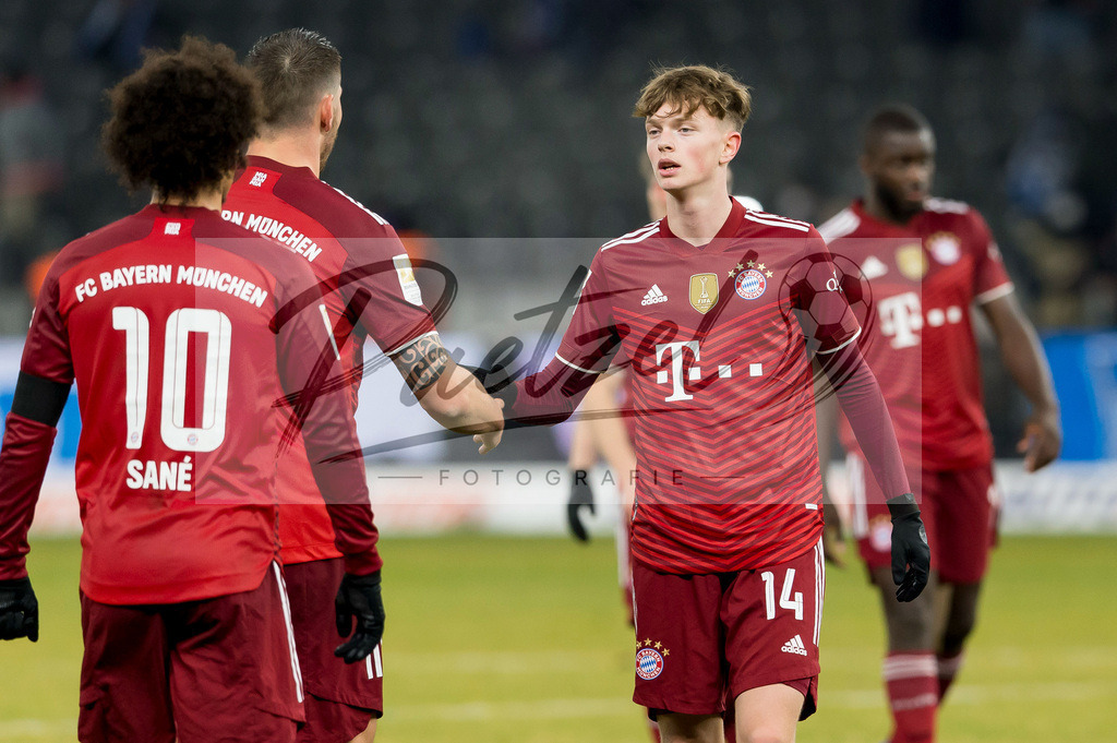 BSCFCB20220123_134 | Fussball, Herren: Niklas Suele (FC Bayern Muenchen) und Paul Wanner (FC Bayern München) Schlussjubel, jubelt nach dem 1:4 Sieg bei dem Spiel der 1. Bundesliga zwischen Hertha BSC und FC Bayern Muenchen im Olypiastadion am 23.01.2022 in Berlin, Deutschland.DFB / DFL REGULATIONS PROHIBIT ANY USE OF PHOTOGRAPHS AS IMAGE SEQUENCES AND/OR QUASI-VIDEO. - Realisiert mit Pictrs.com