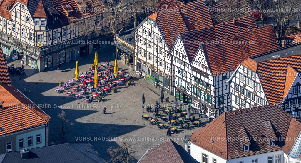 Soest220301443 | Luftbild, Marktplatz Soest mit Außengastronomie und Fachwerkhäusern, Soest, Soester Börde, Nordrhein-Westfalen, Deutschland