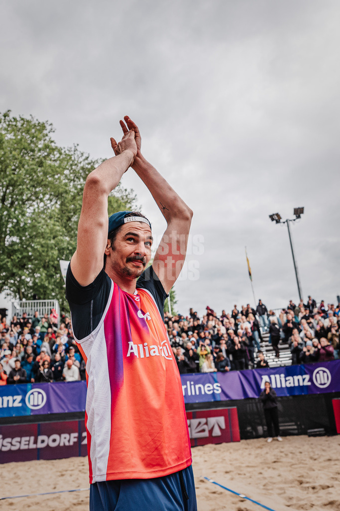 Beachvolleyball | Männer | Allianz German Beach Tour 2026 | Tourstop Düsseldorf | 17.05.2026 | Jannik Kühlborn bedankt sich beim Publikum