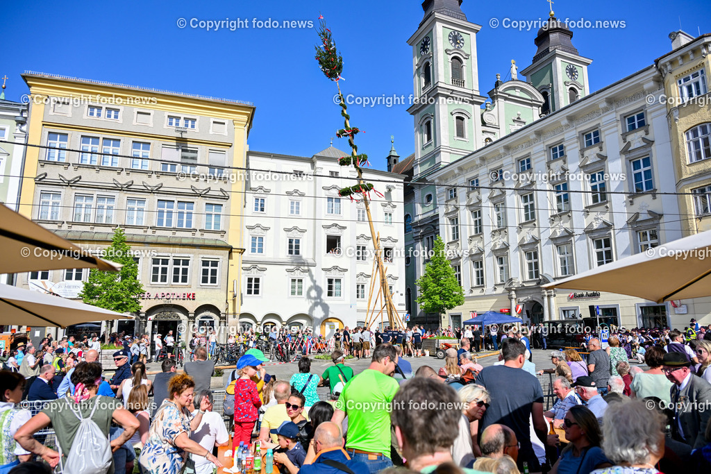 Hauptplatz Linz_ Aufstellen Maibaum 2024_ 30.04.2024-8 | 30.04.2024, Hauptplatz Linz, AUT, Aufstellen Maibaum 2024, im Bild aufstellen des Maibaum 2024 am Hauptplatz Linz