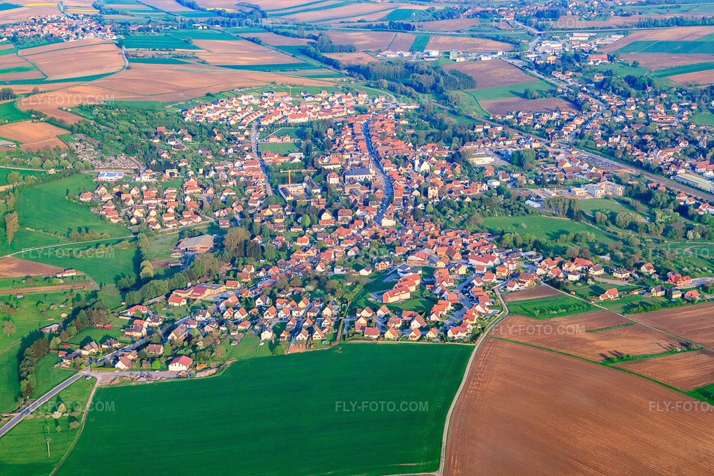 Aerial view: View of the town from the west in Soultz-sous-Forêts in the state Bas-Rhin, France. – Photo: IMG_56843.jpg taken on 05/05/2013 by Werner Riehm/FLY-FOTO.com – Resolution of the original: 4752 x 3168 px