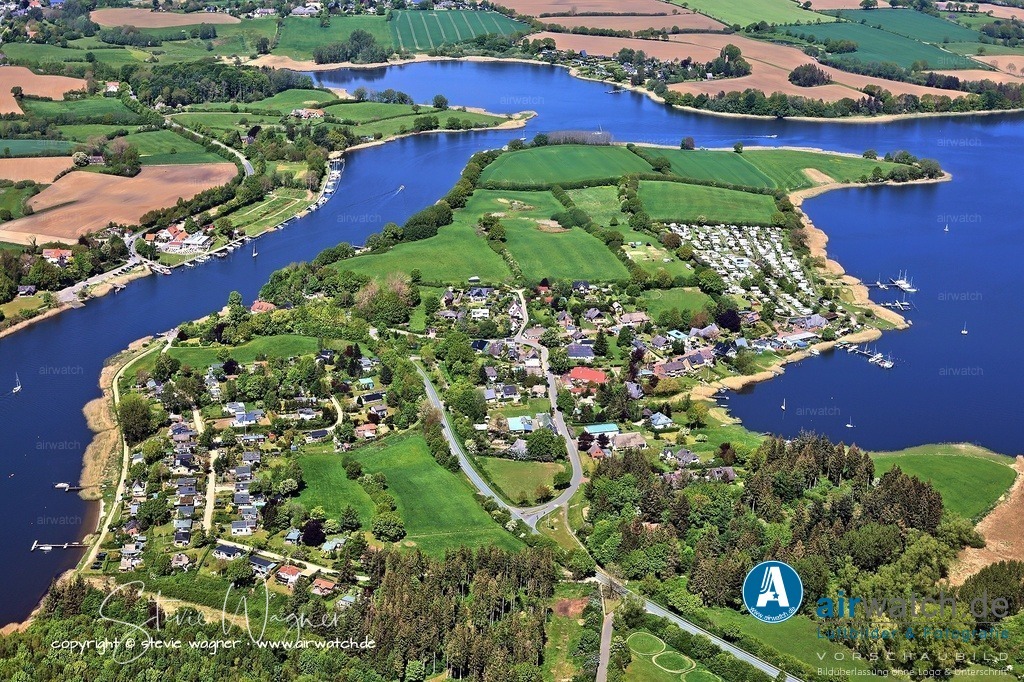 Luftbild Ostseefjord Schlei, Missunde, Campingplatz Wees, Fährhaus Missunde | Campingplatz Wees: Der Campingplatz Wees am Ostseefjord Schlei ist ein naturnaher 4*-Campingplatz direkt am Ostseefjord Schlei. Der Platz bietet eine idyllische Umgebung, ideal für Erholung und Genuss. Besucher können die maritime Atmosphäre der umliegenden Dörfer genießen, mit dem Fahrrad die Küste entlangfahren, im salzig-süßen Nass baden und fangfrischen Fisch probieren. Der Campingplatz Wees in Missunde ist ein willkommener Ort für Urlauber, die die Schönheit des Nordens Deutschlands entdecken möchten.