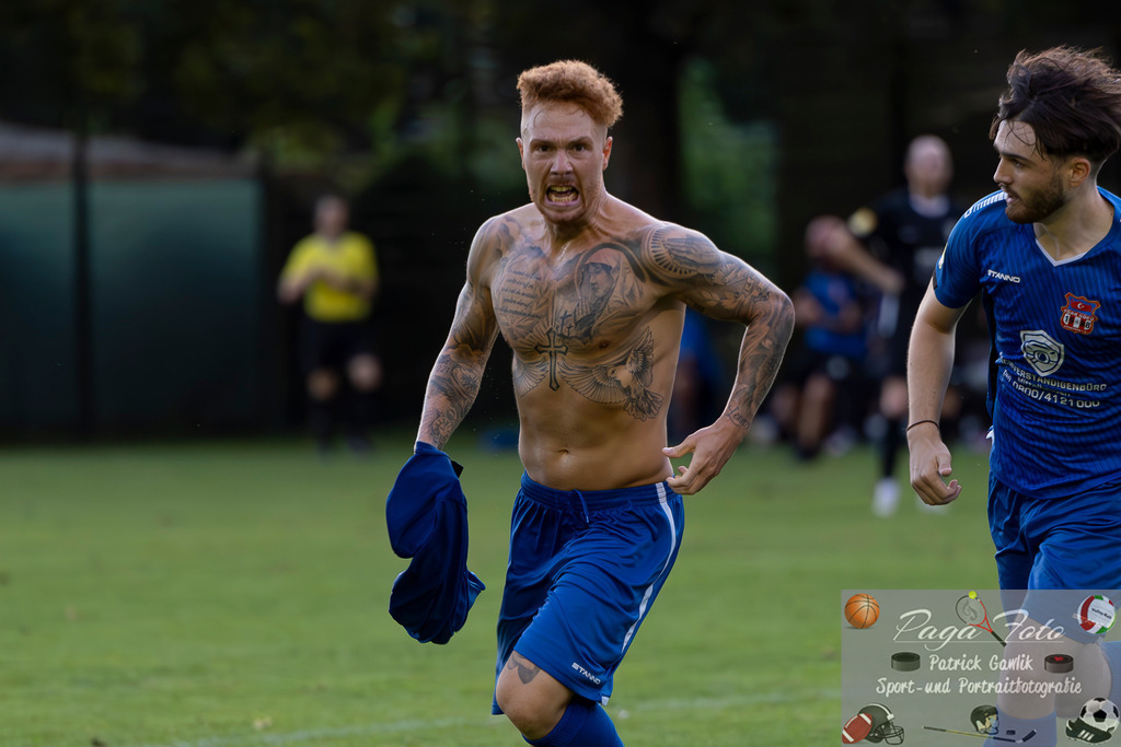 Hessenliga: Türk Gücü Friedberg - FC Eddersheim, 09.08.2024 | Noah Michel (Türk Gücü Friedberg #33) jubelt voller Emotionen &amp; Luca Morlac (Türk Gücü Friedberg #11), Türk Gücü Friedberg - FC Eddersheim, Friedberg, Städtischer Sportplatz, 9.8.2024 - Realisiert mit Pictrs.com
