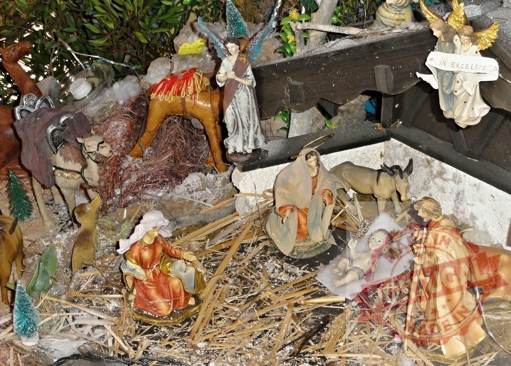 Christmas nativity scene representing Jesus birth with Mary, Joseph, shepherds and angels | Christmas nativity scene representing Jesus birth with Mary, Joseph, shepherds, angels and animals in a stable - Realisiert mit Pictrs.com